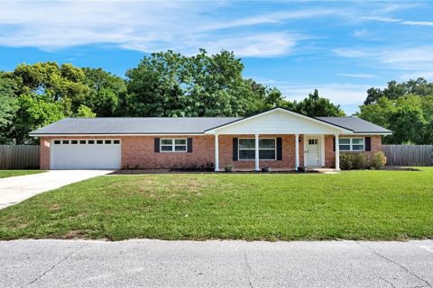 House in Altamonte Springs, Florida 3 bedrooms, 145.67 sq.m. № 2152051 - photo 2