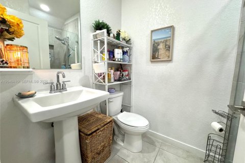 Townhouse in Florida City, Florida 3 bedrooms, 118.17 sq.m. № 2086683 - photo 11
