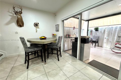 Townhouse in Florida City, Florida 3 bedrooms, 118.17 sq.m. № 2086683 - photo 7
