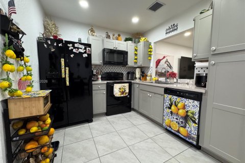 Townhouse in Florida City, Florida 3 bedrooms, 118.17 sq.m. № 2086683 - photo 8