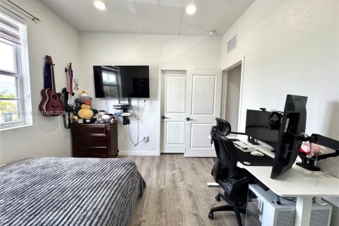 Townhouse in Florida City, Florida 3 bedrooms, 118.17 sq.m. № 2086683 - photo 12