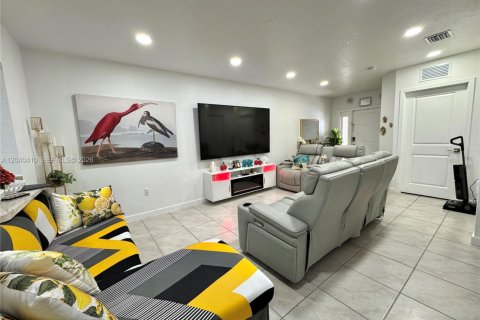 Townhouse in Florida City, Florida 3 bedrooms, 118.17 sq.m. № 2086683 - photo 4