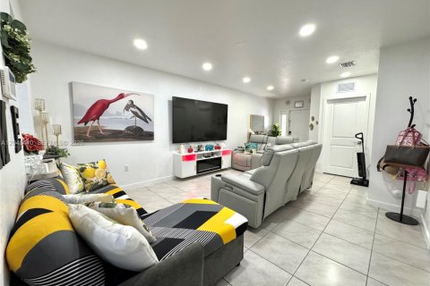 Townhouse in Florida City, Florida 3 bedrooms, 118.17 sq.m. № 2086683 - photo 3