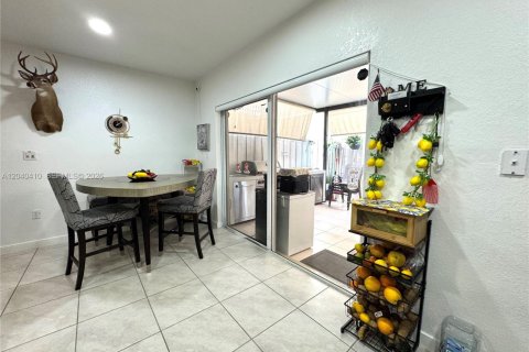 Townhouse in Florida City, Florida 3 bedrooms, 118.17 sq.m. № 2086683 - photo 6
