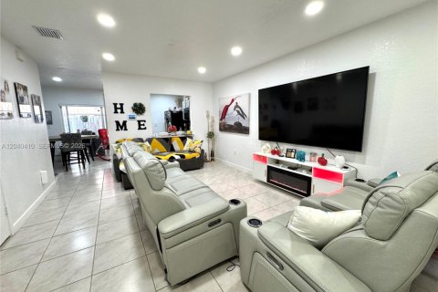 Townhouse in Florida City, Florida 3 bedrooms, 118.17 sq.m. № 2086683 - photo 2