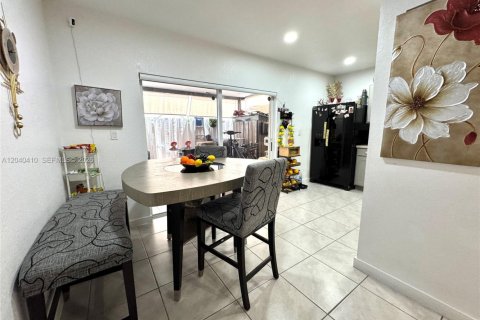 Townhouse in Florida City, Florida 3 bedrooms, 118.17 sq.m. № 2086683 - photo 5