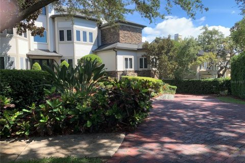 House in Palm Harbor, Florida 5 bedrooms, 845.41 sq.m. № 2396420 - photo 4