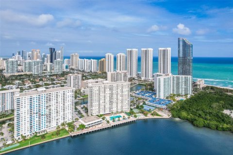Condo in Sunny Isles Beach, Florida, 1 bedroom  № 1862536 - photo 11