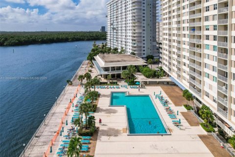 Condo in Sunny Isles Beach, Florida, 1 bedroom  № 1862536 - photo 6
