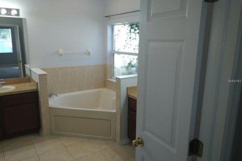 Villa ou maison à louer à Land O' Lakes, Floride: 4 chambres, 247.58 m2 № 2149485 - photo 15