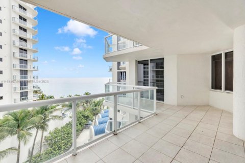Condo in Sunny Isles Beach, Florida, 2 bedrooms  № 2059872 - photo 10