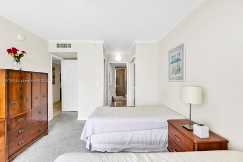 Condo in Sunny Isles Beach, Florida, 2 bedrooms  № 2059872 - photo 22