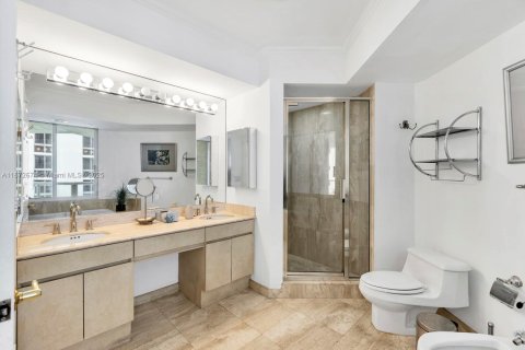 Condo in Sunny Isles Beach, Florida, 2 bedrooms  № 2059872 - photo 16