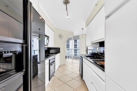 Condo in Sunny Isles Beach, Florida, 2 bedrooms  № 2059872 - photo 8