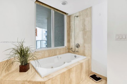 Condo in Sunny Isles Beach, Florida, 2 bedrooms  № 2059872 - photo 18