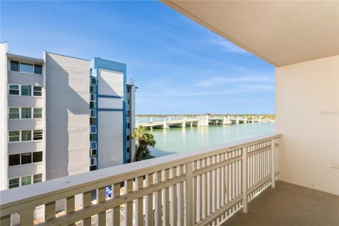 Condo in Treasure Island, Florida, 1 bedroom  № 1644380 - photo 1