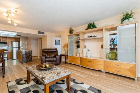 Condo in Treasure Island, Florida, 1 bedroom  № 1644380 - photo 18