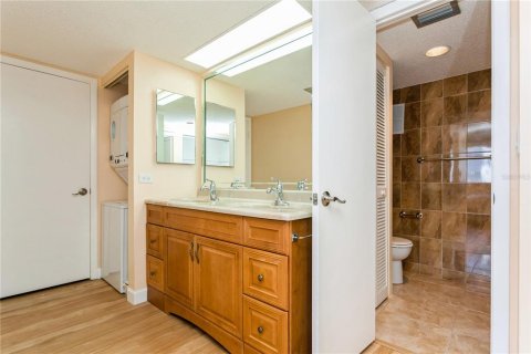 Condo in Treasure Island, Florida, 1 bedroom  № 1644380 - photo 23