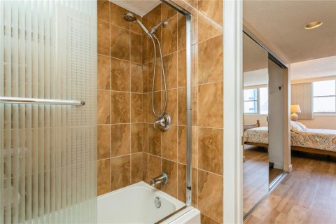 Condo in Treasure Island, Florida, 1 bedroom  № 1644380 - photo 24