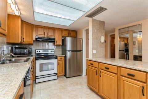 Condo in Treasure Island, Florida, 1 bedroom  № 1644380 - photo 8