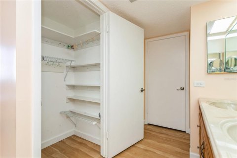 Condo in Treasure Island, Florida, 1 bedroom  № 1644380 - photo 25