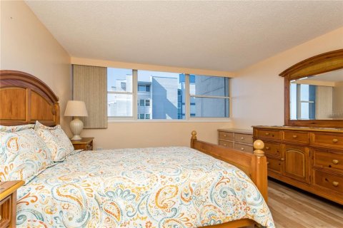 Condo in Treasure Island, Florida, 1 bedroom  № 1644380 - photo 28
