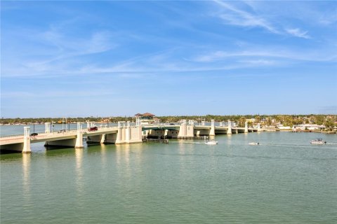 Condo in Treasure Island, Florida, 1 bedroom  № 1644380 - photo 30