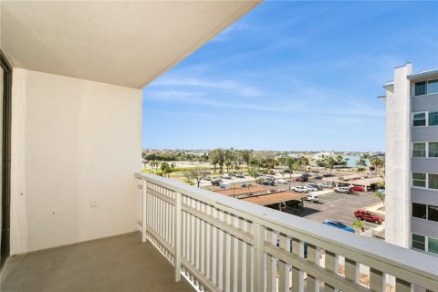 Condo in Treasure Island, Florida, 1 bedroom  № 1644380 - photo 3