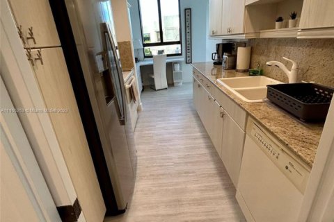Condo in Key Biscayne, Florida, 2 bedrooms  № 2401360 - photo 23