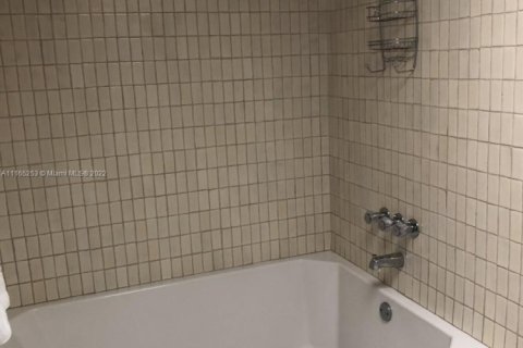 Condo in Key Biscayne, Florida, 2 bedrooms  № 2401360 - photo 22