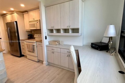 Condo in Key Biscayne, Florida, 2 bedrooms  № 2401360 - photo 24