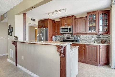 Condo in Hollywood, Florida, 2 bedrooms  № 1489819 - photo 13