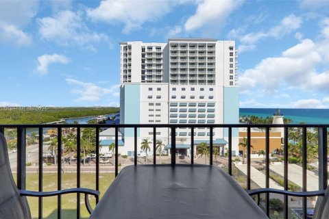 Condo in Hollywood, Florida, 2 bedrooms  № 1489819 - photo 4