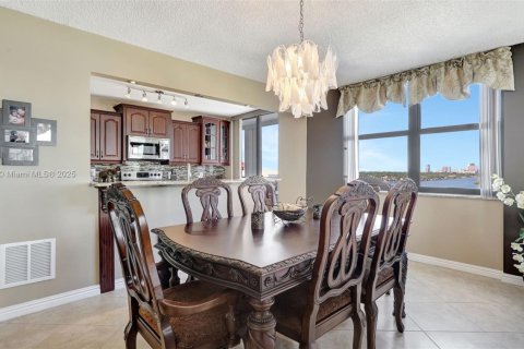 Condo in Hollywood, Florida, 2 bedrooms  № 1489819 - photo 17