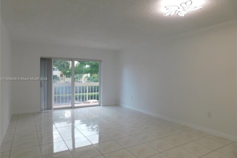 Condominio en alquiler en Miami, Florida, 1 dormitorio, 66.15 m2 № 1969216 - foto 4