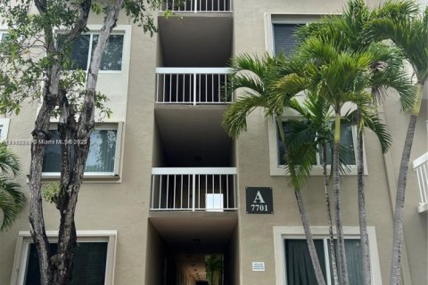 Condominio en alquiler en Miami, Florida, 1 dormitorio, 66.15 m2 № 1969216 - foto 1