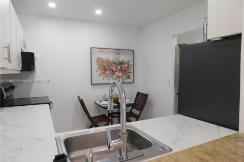 Condominio en alquiler en Miami, Florida, 1 dormitorio, 66.15 m2 № 1969216 - foto 3