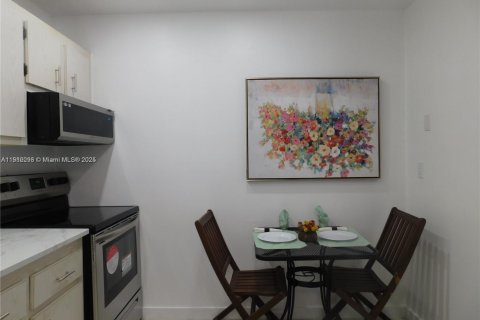 Condominio en alquiler en Miami, Florida, 1 dormitorio, 66.15 m2 № 1969216 - foto 13