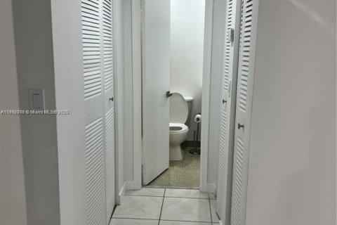 Condominio en alquiler en Miami, Florida, 1 dormitorio, 66.15 m2 № 1969216 - foto 8