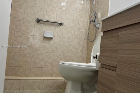 Condominio en alquiler en Miami, Florida, 1 dormitorio, 66.15 m2 № 1969216 - foto 5