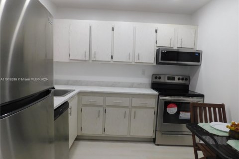 Condominio en alquiler en Miami, Florida, 1 dormitorio, 66.15 m2 № 1969216 - foto 2
