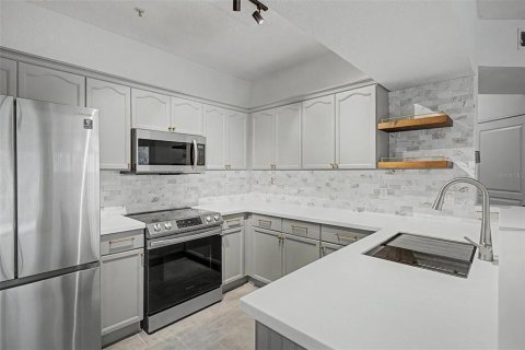 Condo in Tampa, Florida, 2 bedrooms  № 2369755 - photo 11