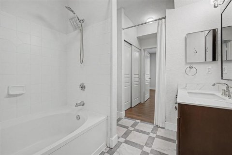 Condo in Tampa, Florida, 2 bedrooms  № 2369755 - photo 21