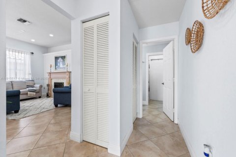 House in Miami, Florida 4 bedrooms, 204.2 sq.m. № 2080236 - photo 25