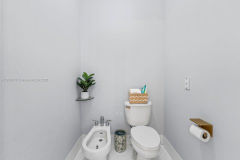 House in Miami, Florida 4 bedrooms, 204.2 sq.m. № 2080236 - photo 24