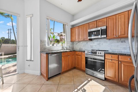 House in Miami, Florida 4 bedrooms, 204.2 sq.m. № 2080236 - photo 9