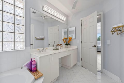 House in Miami, Florida 4 bedrooms, 204.2 sq.m. № 2080236 - photo 23