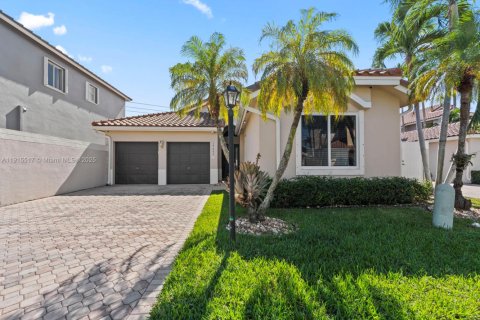 House in Miami, Florida 4 bedrooms, 204.2 sq.m. № 2080236 - photo 3