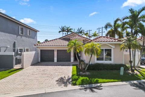 House in Miami, Florida 4 bedrooms, 204.2 sq.m. № 2080236
