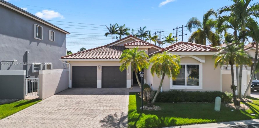 House in Miami, Florida 4 bedrooms, 204.2 sq.m. № 2080236
